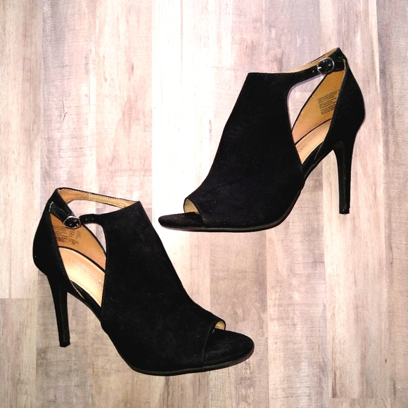 Christian Siriano Ivy Hooded Peep Toe Black Pumps - Picture 8 of 11